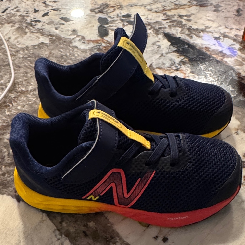 New Balance little boys' Navy and Red Sneakers 10W NWOT